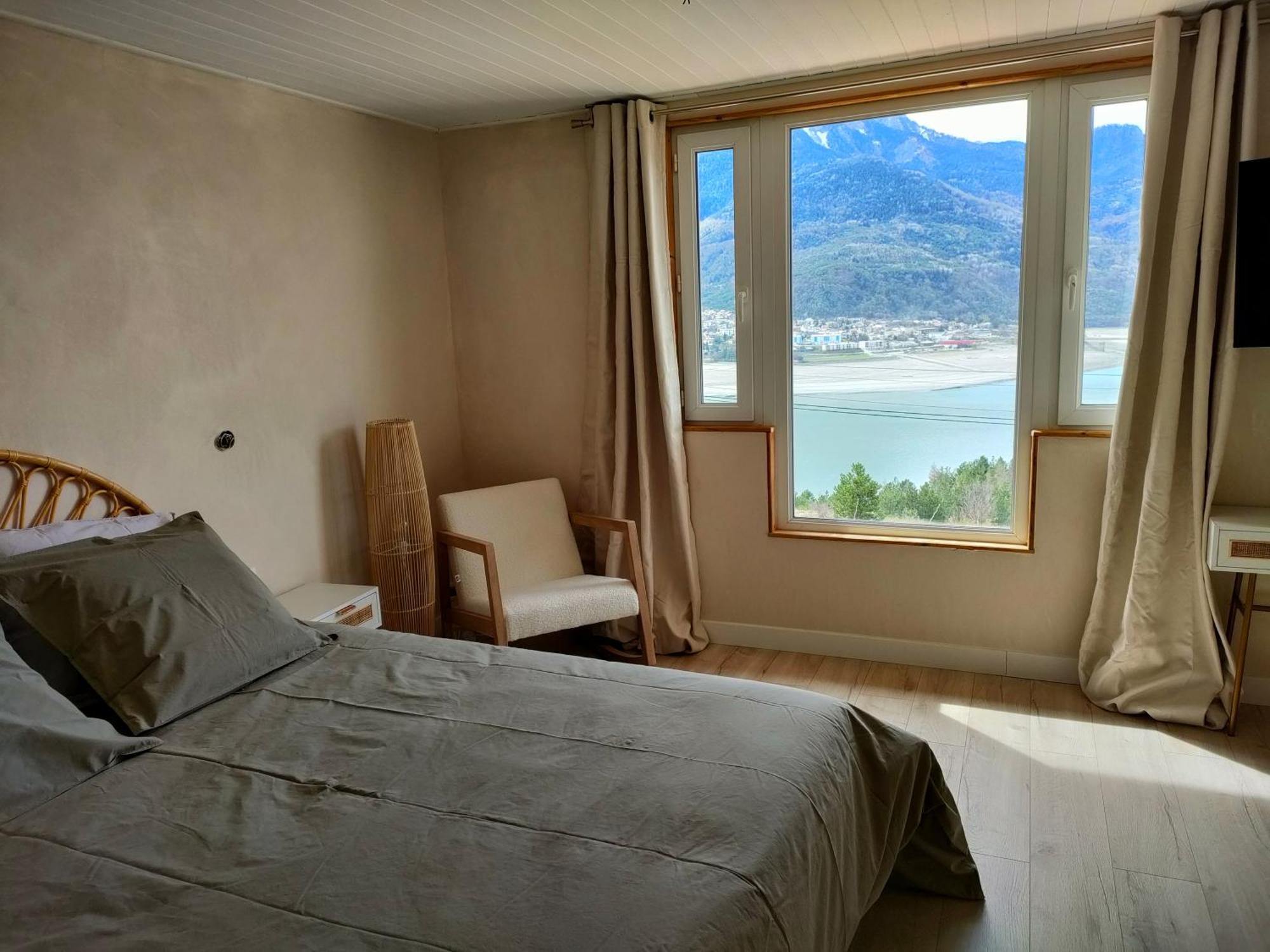 Le Cosy Du Plongeoir - T2 Neuf Avec Vue Sur Le Lac De Serre Poncon Et Grande Terrasse Avec Jardin Savines Δωμάτιο φωτογραφία